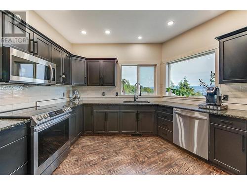 1007 Aurora Heights, West Kelowna, BC - Indoor Photo Showing Kitchen