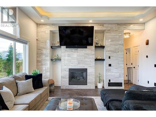 1007 Aurora Heights, West Kelowna, BC - Indoor Photo Showing Living Room With Fireplace