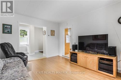 126 Mill Street, Champlain, ON - Indoor Photo Showing Living Room