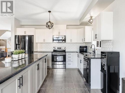 28 Garinger Crescent, Hamilton (Binbrook), ON - Indoor Photo Showing Kitchen With Upgraded Kitchen