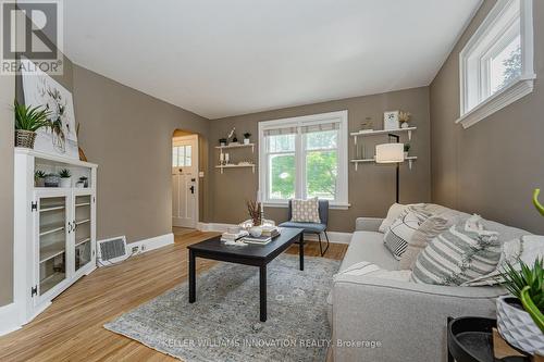 555 Grant Street N, Woodstock, ON - Indoor Photo Showing Living Room