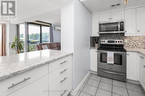 2206 - 150 Charlton Avenue E, Hamilton (Corktown), ON - Indoor Photo Showing Kitchen With Upgraded Kitchen