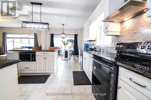 6018 Eaglewood Drive, Niagara Falls, ON - Indoor Photo Showing Kitchen With Upgraded Kitchen