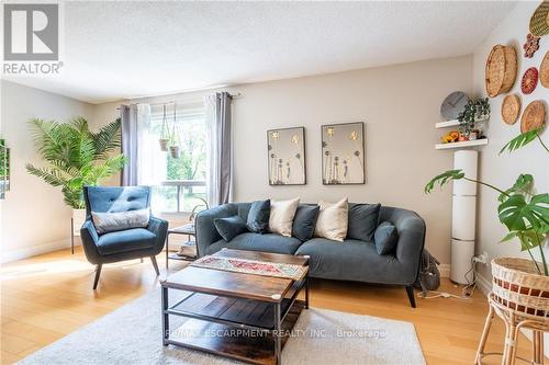 3 - 657 Francis Road, Burlington (Lasalle), ON - Indoor Photo Showing Living Room