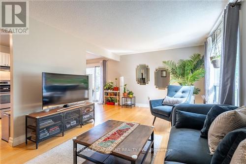 3 - 657 Francis Road, Burlington (Lasalle), ON - Indoor Photo Showing Living Room