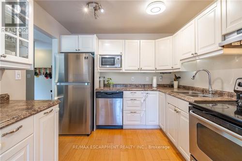 3 - 657 Francis Road, Burlington (Lasalle), ON - Indoor Photo Showing Kitchen With Double Sink