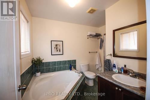 7128 Lowville Heights, Mississauga, ON - Indoor Photo Showing Bathroom