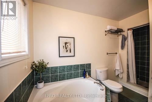 7128 Lowville Heights, Mississauga, ON - Indoor Photo Showing Bathroom