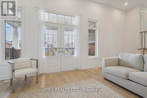 123 Yates Drive, Milton, ON - Indoor Photo Showing Living Room