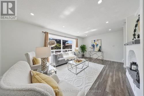 6 - 3065 Lenester Drive, Mississauga (Erindale), ON - Indoor Photo Showing Living Room