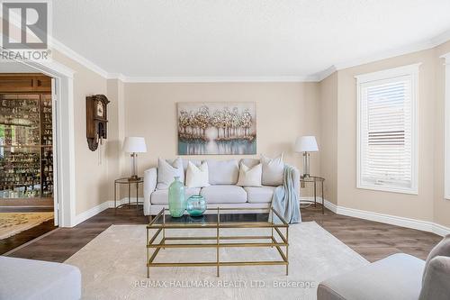 10 Brookbank Court, Brampton (Heart Lake East), ON - Indoor Photo Showing Living Room