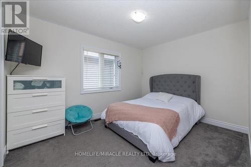 32 Peacock Trail, New Tecumseth (Alliston), ON - Indoor Photo Showing Bedroom