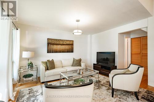 31 Connor Drive, Whitchurch-Stouffville, ON - Indoor Photo Showing Living Room