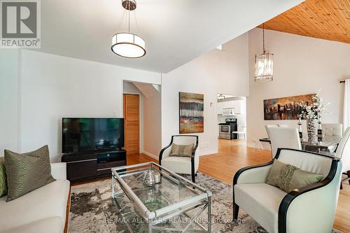 31 Connor Drive, Whitchurch-Stouffville, ON - Indoor Photo Showing Living Room