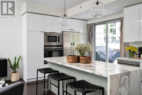 75 Sloping Sky Mews, Toronto (Niagara), ON - Indoor Photo Showing Kitchen With Upgraded Kitchen