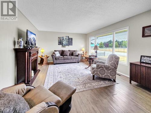 1411 6Th Avenue, Valemount, BC - Indoor Photo Showing Living Room