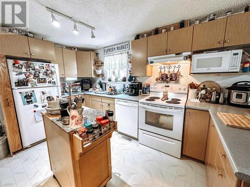 21 208 Eighth Street, 100 Mile House, BC - Indoor Photo Showing Kitchen