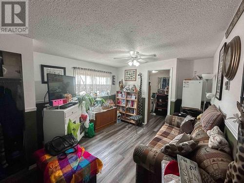 21 208 Eighth Street, 100 Mile House, BC - Indoor Photo Showing Living Room