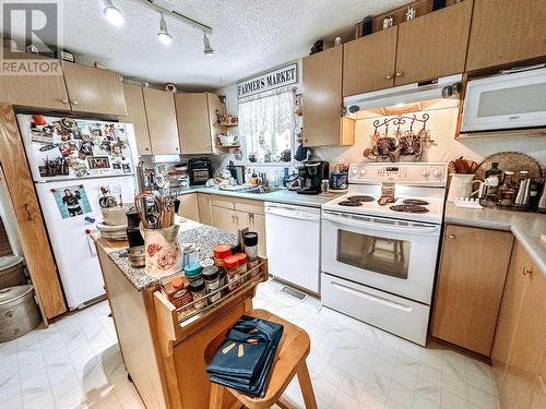 21 208 Eighth Street, 100 Mile House, BC - Indoor Photo Showing Kitchen With Double Sink