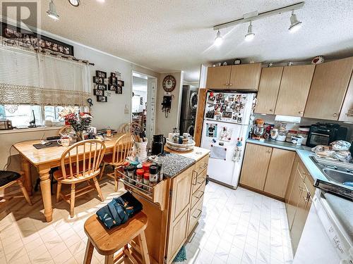 21 208 Eighth Street, 100 Mile House, BC - Indoor Photo Showing Kitchen With Double Sink