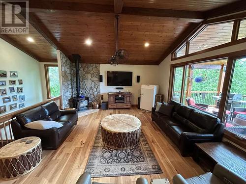 82 Walker Road, Enderby, BC - Indoor Photo Showing Living Room