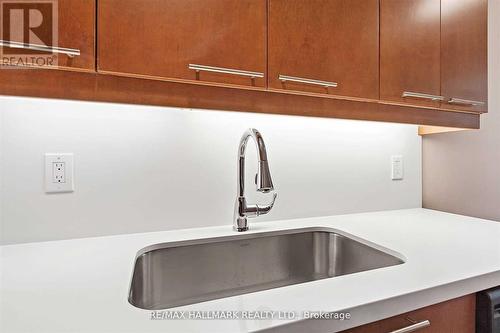 505 - 1121 Bay Street, Toronto (Bay Street Corridor), ON - Indoor Photo Showing Kitchen