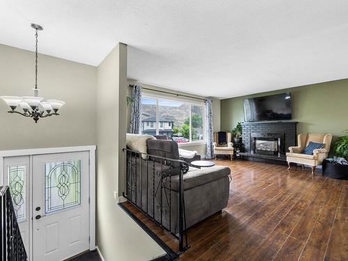 1769 Parkcrest Ave, Kamloops, BC - Indoor Photo Showing Living Room With Fireplace