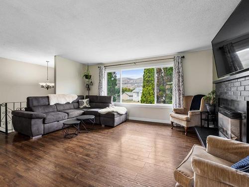 1769 Parkcrest Ave, Kamloops, BC - Indoor Photo Showing Living Room With Fireplace