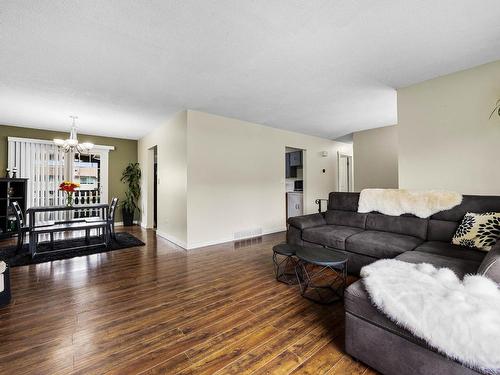 1769 Parkcrest Ave, Kamloops, BC - Indoor Photo Showing Living Room