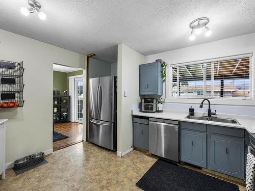 1769 Parkcrest Ave, Kamloops, BC - Indoor Photo Showing Kitchen With Double Sink