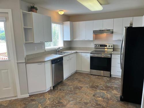 35-2655 Westsyde Rd, Kamloops, BC - Indoor Photo Showing Kitchen With Double Sink