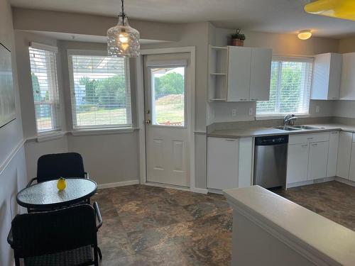 35-2655 Westsyde Rd, Kamloops, BC - Indoor Photo Showing Kitchen With Double Sink