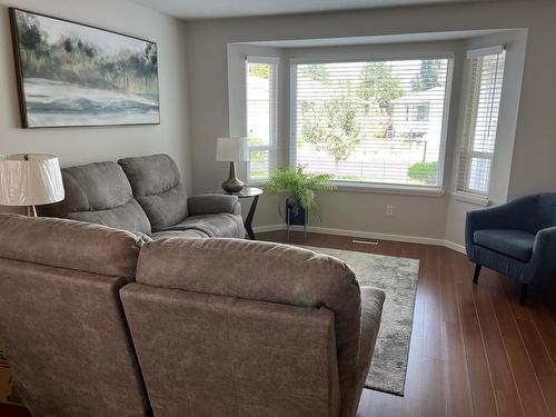 35-2655 Westsyde Rd, Kamloops, BC - Indoor Photo Showing Living Room