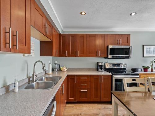 45-2568 Sandpiper Drive, Kamloops, BC - Indoor Photo Showing Kitchen With Stainless Steel Kitchen With Double Sink