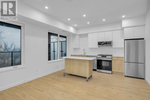 417 Cedar Avenue Unit# 302, Kelowna, BC - Indoor Photo Showing Kitchen