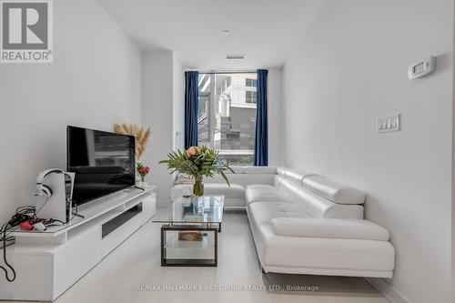 215 - 50 Ordnance Street, Toronto (Niagara), ON - Indoor Photo Showing Living Room