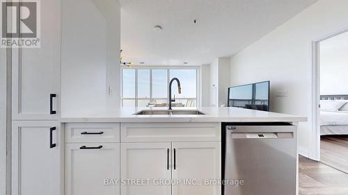 509 - 55 Speers Road, Oakville (Old Oakville), ON - Indoor Photo Showing Kitchen With Double Sink