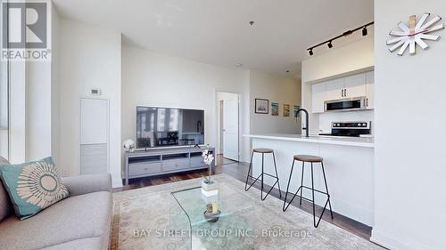 509 - 55 Speers Road, Oakville (Old Oakville), ON - Indoor Photo Showing Living Room