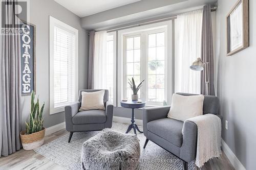 6 Shamrock Lane, Barrie (Innis-Shore), ON - Indoor Photo Showing Living Room