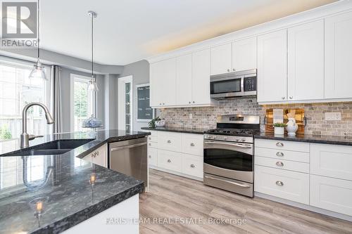 6 Shamrock Lane, Barrie (Innis-Shore), ON - Indoor Photo Showing Kitchen With Double Sink With Upgraded Kitchen