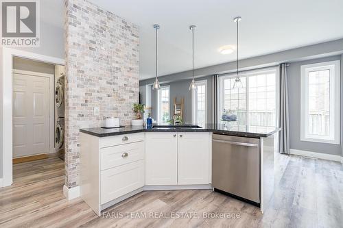 6 Shamrock Lane, Barrie (Innis-Shore), ON - Indoor Photo Showing Kitchen