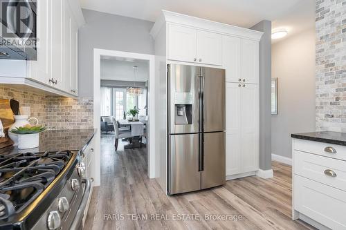 6 Shamrock Lane, Barrie (Innis-Shore), ON - Indoor Photo Showing Kitchen With Upgraded Kitchen