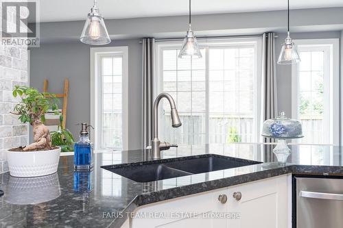 6 Shamrock Lane, Barrie (Innis-Shore), ON - Indoor Photo Showing Kitchen With Double Sink