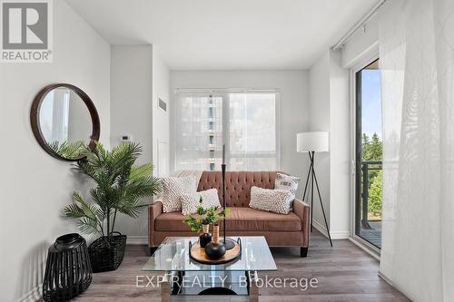 309 - 11611 Yonge Street, Richmond Hill, ON - Indoor Photo Showing Living Room