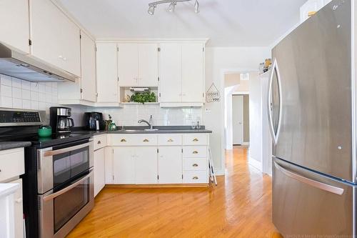 229 East 28Th Street, Hamilton, ON - Indoor Photo Showing Kitchen