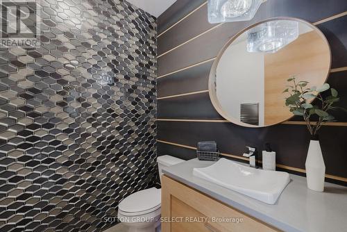 9385 Elviage Drive, London, ON - Indoor Photo Showing Bathroom