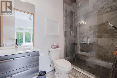 9385 Elviage Drive, London, ON - Indoor Photo Showing Bathroom