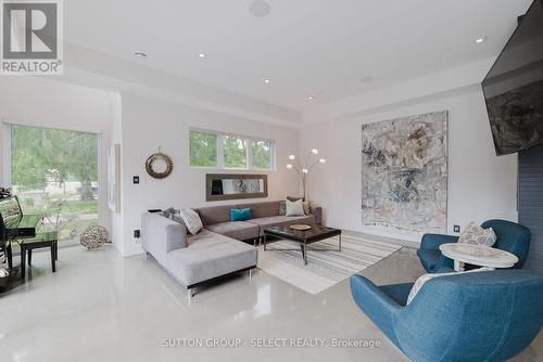 9385 Elviage Drive, London, ON - Indoor Photo Showing Living Room