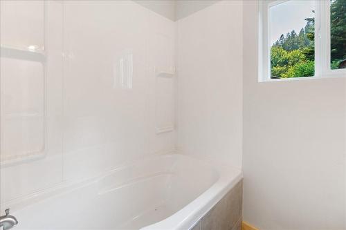 2522 Purdy Road, Castlegar, BC - Indoor Photo Showing Bathroom