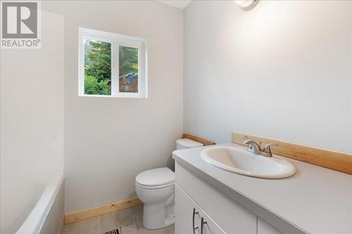 2522 Purdy  Road, Castlegar, BC - Indoor Photo Showing Bathroom